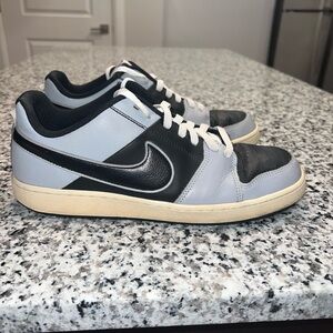 Nike Classic Backboard II size 10